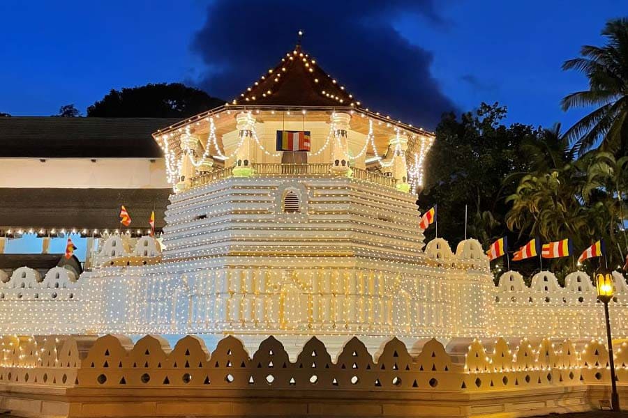 Temple Tooth of Relic - sri lanka adventure tours